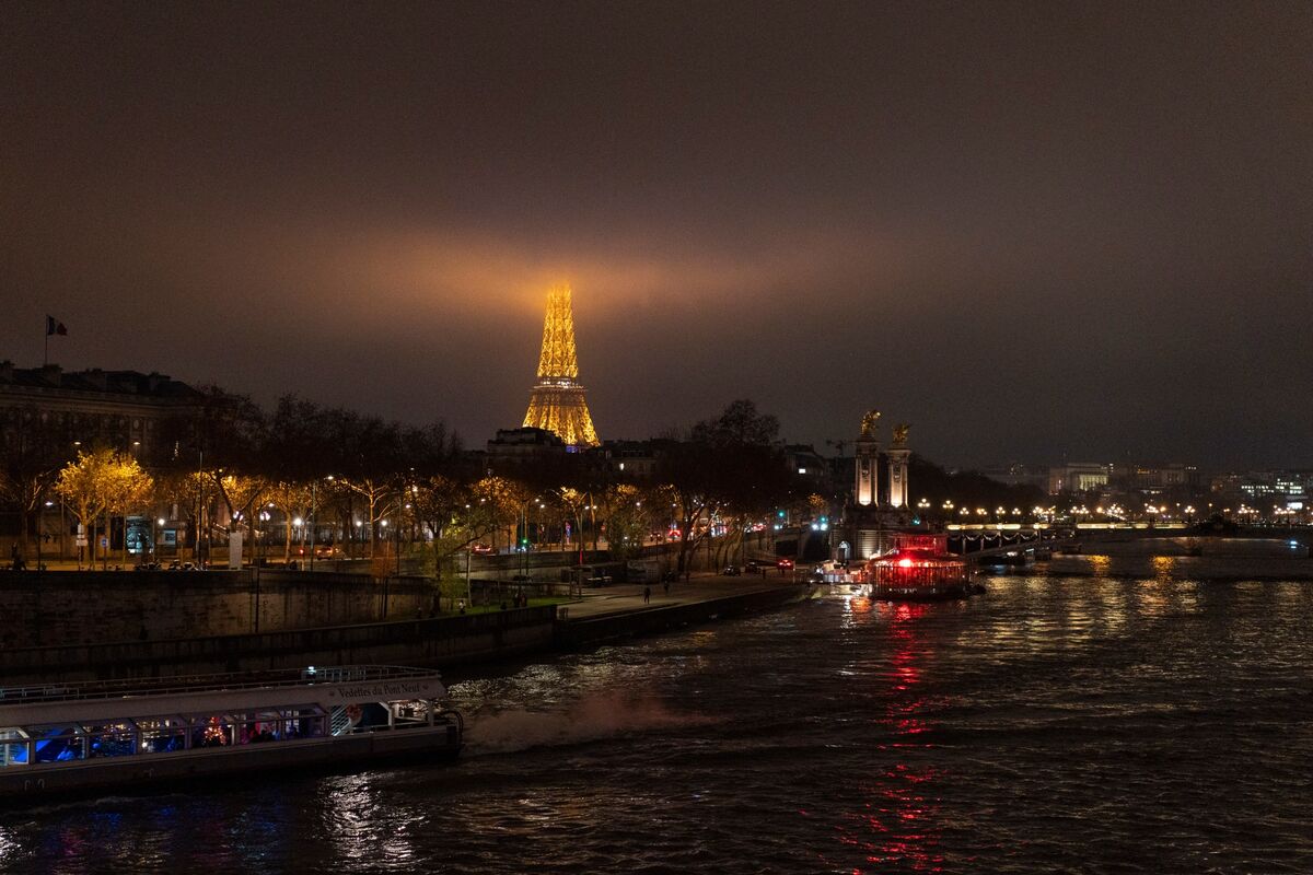 World Economy Latest: French Government Toppled Over Budget Dispute