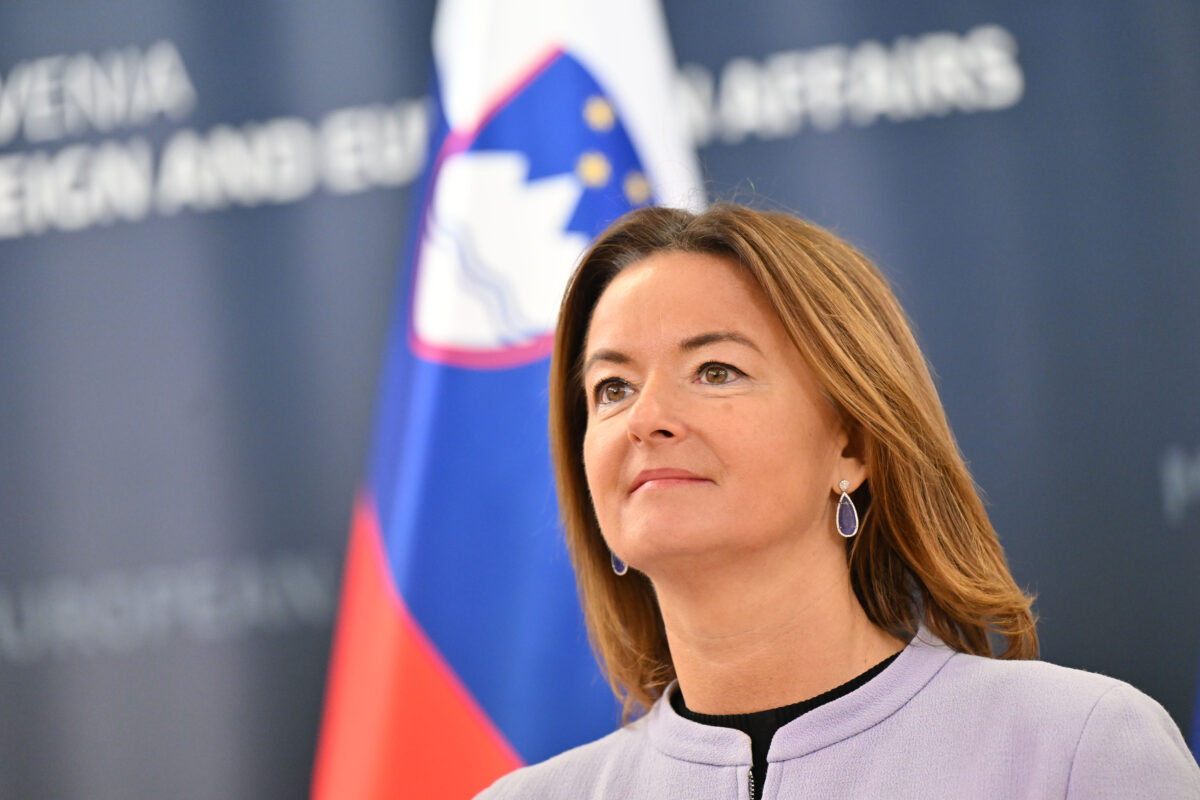 Vlada imenovala nove veleposlanike. Med njimi tudi tesni sodelavci ministrice