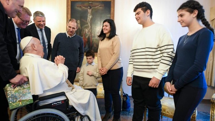 L'incontro in Nunziatura con la famiglia di rifugiati dalla Siria