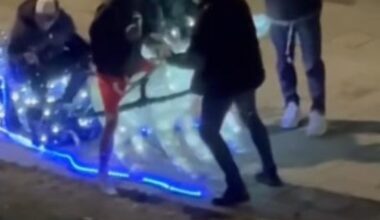 Filmare vulgară la un târg de Crăciun din România: sex mimat cu renii şi urinat lângă drapel