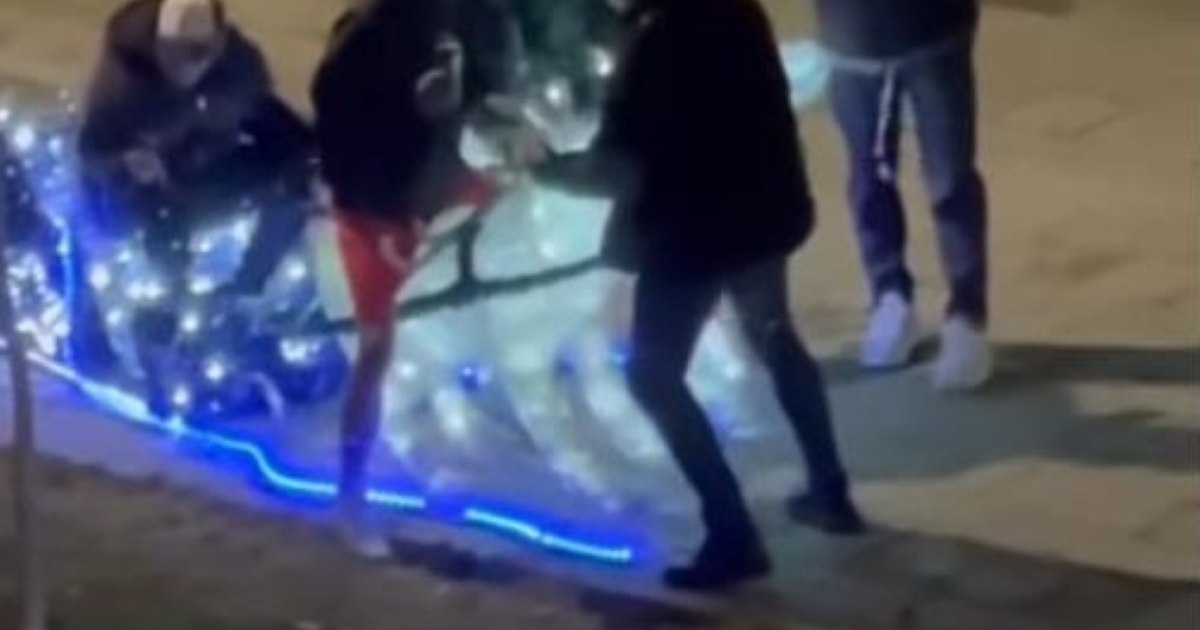 Filmare vulgară la un târg de Crăciun din România: sex mimat cu renii şi urinat lângă drapel