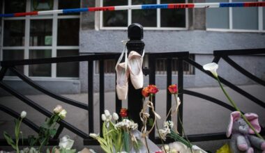 Cvetje pred OŠ Vladislava Ribnikarja dan po streljanju