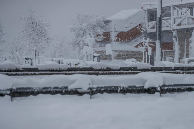 V Gospiću in na Plitvicah ga je do sedmih zjutraj zapadlo 20 centimetrov. FOTO: Zvonimir Barisin/pixsell