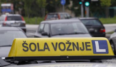 V prometni nesreči hudo poškodovana voznica avtošole