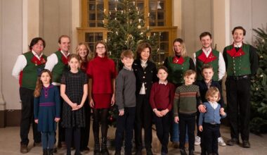 Queen Silvia received Christmas trees with her grandkids