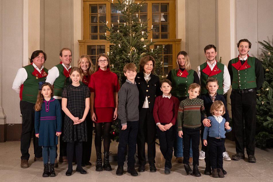 Queen Silvia received Christmas trees with her grandkids