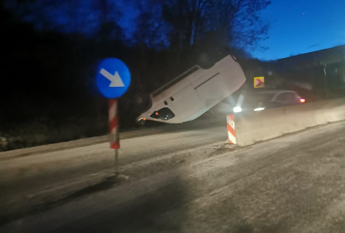 Accident spectaculos în Cluj. O dubiță s-a răsturnat pe carosabil - FOTO