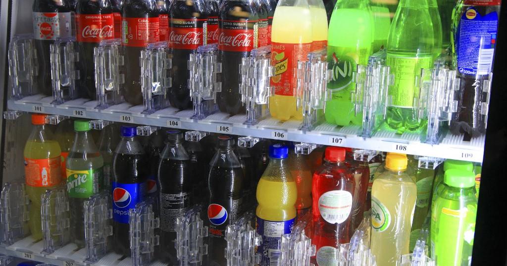 Les sodas suisses ont-ils vraiment réduit leur teneur en sucre? - rts.ch
