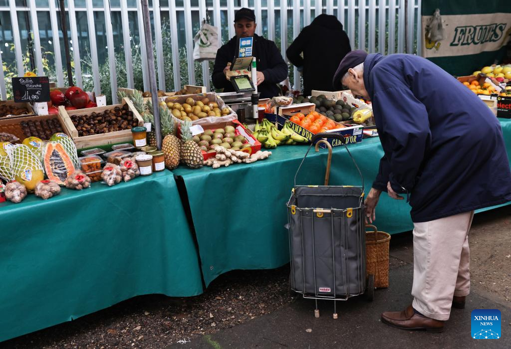 People prepare for Christmas in Paris, France-Xinhua