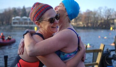 Traditional Christmas swimming competition held in Vltava River in Prague-Xinhua