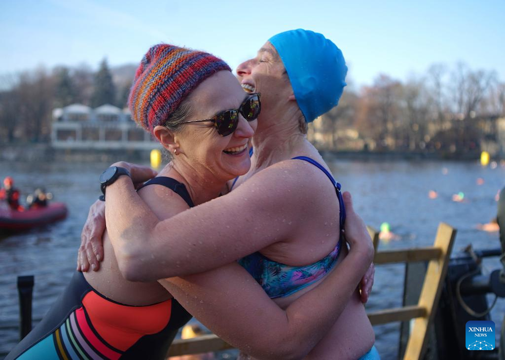 Traditional Christmas swimming competition held in Vltava River in Prague-Xinhua