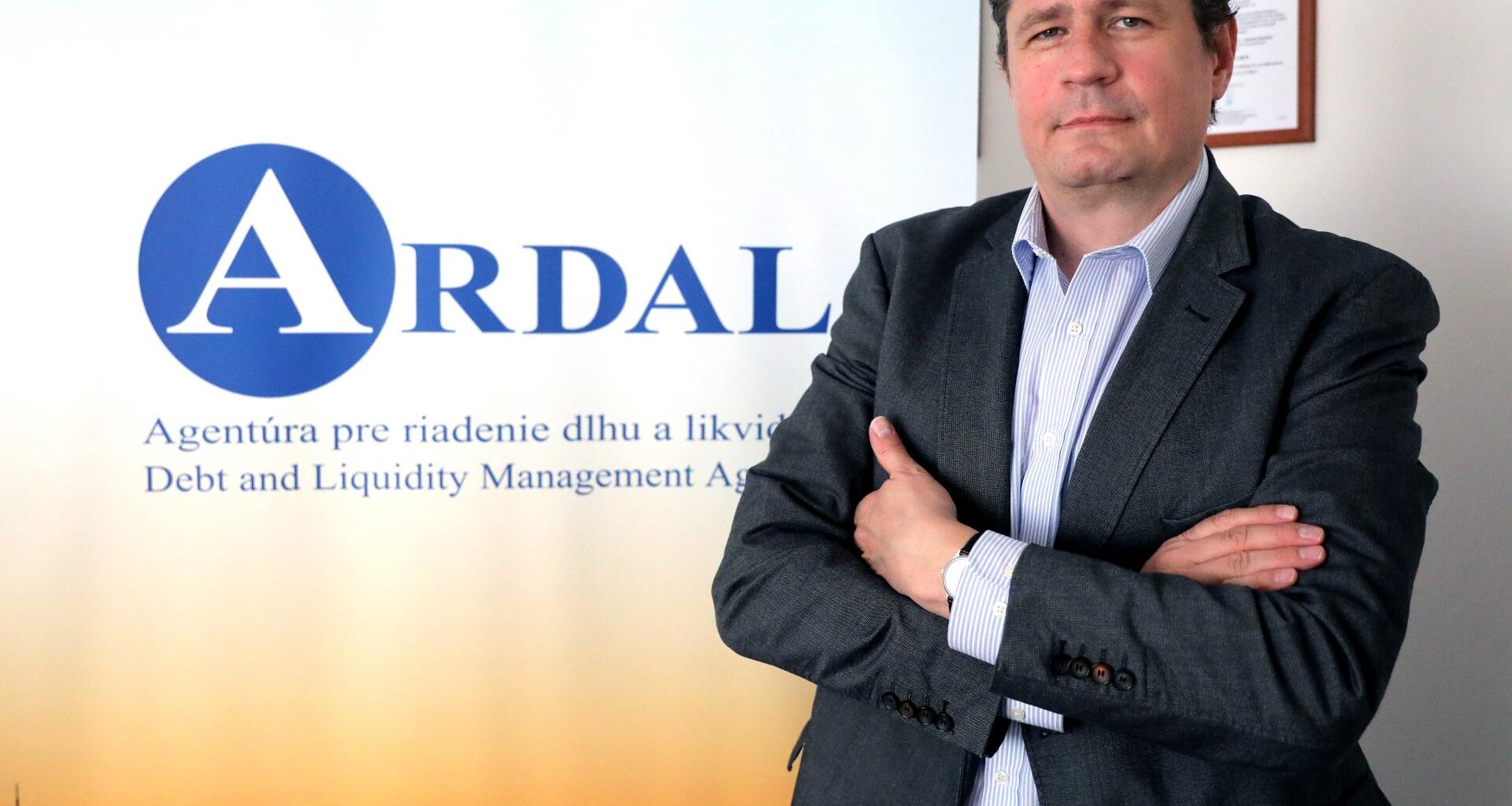 Slovensko nemá priestor si každý rok na trhu požičať 13 miliárd eur. Deficity bude potrebné znížiť (rozhovor)