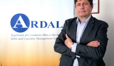 Slovensko nemá priestor si každý rok na trhu požičať 13 miliárd eur. Deficity bude potrebné znížiť (rozhovor)