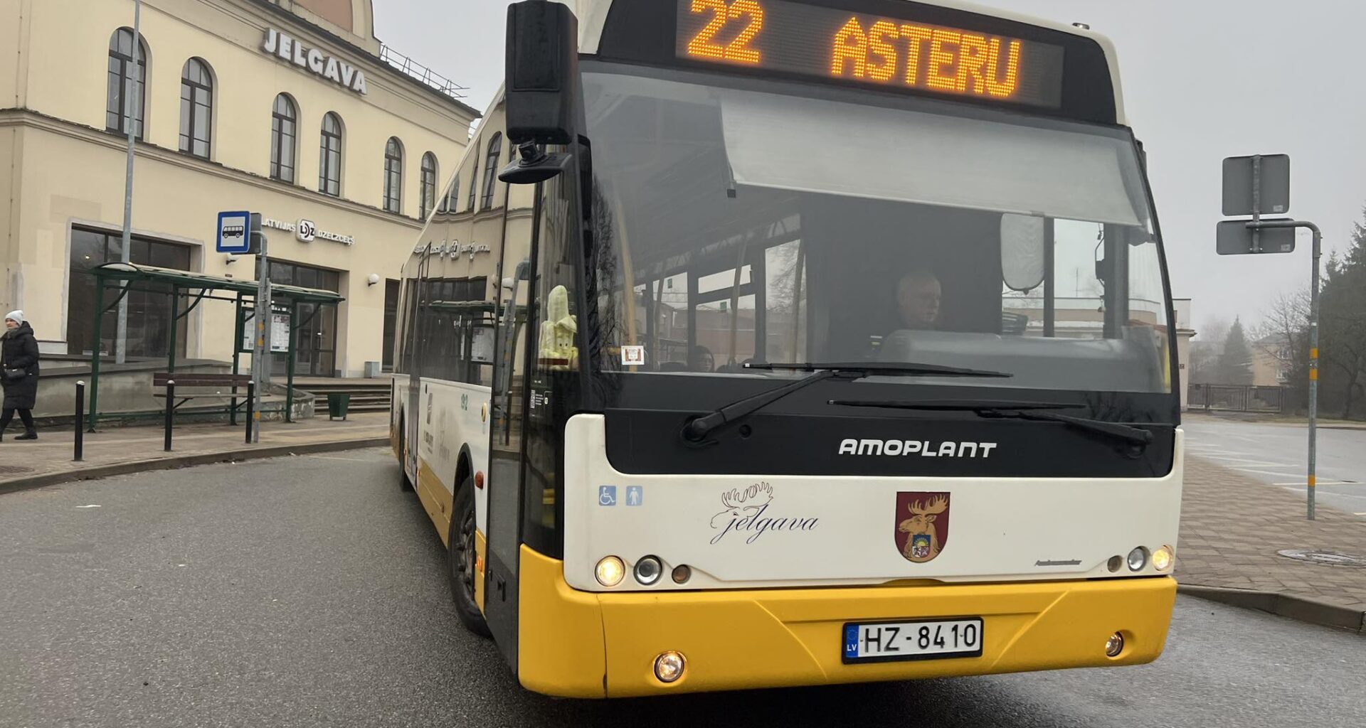Pielāgojot pilsētas autobusus vilcienu ziemas grafikam, septiņos maršrutos 45 reisiem mainīts kursēšanas grafiks