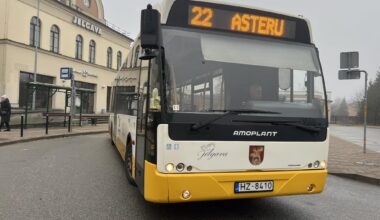 Pielāgojot pilsētas autobusus vilcienu ziemas grafikam, septiņos maršrutos 45 reisiem mainīts kursēšanas grafiks
