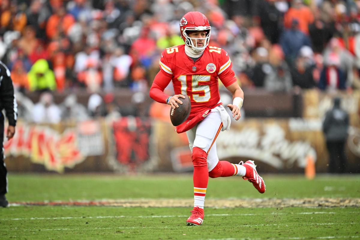 NFL injury tracker Week 16: Patrick Mahomes cleared to start vs. Texans, Seahawks' Geno Smith expects to play, Christian Barmore back on NFI list