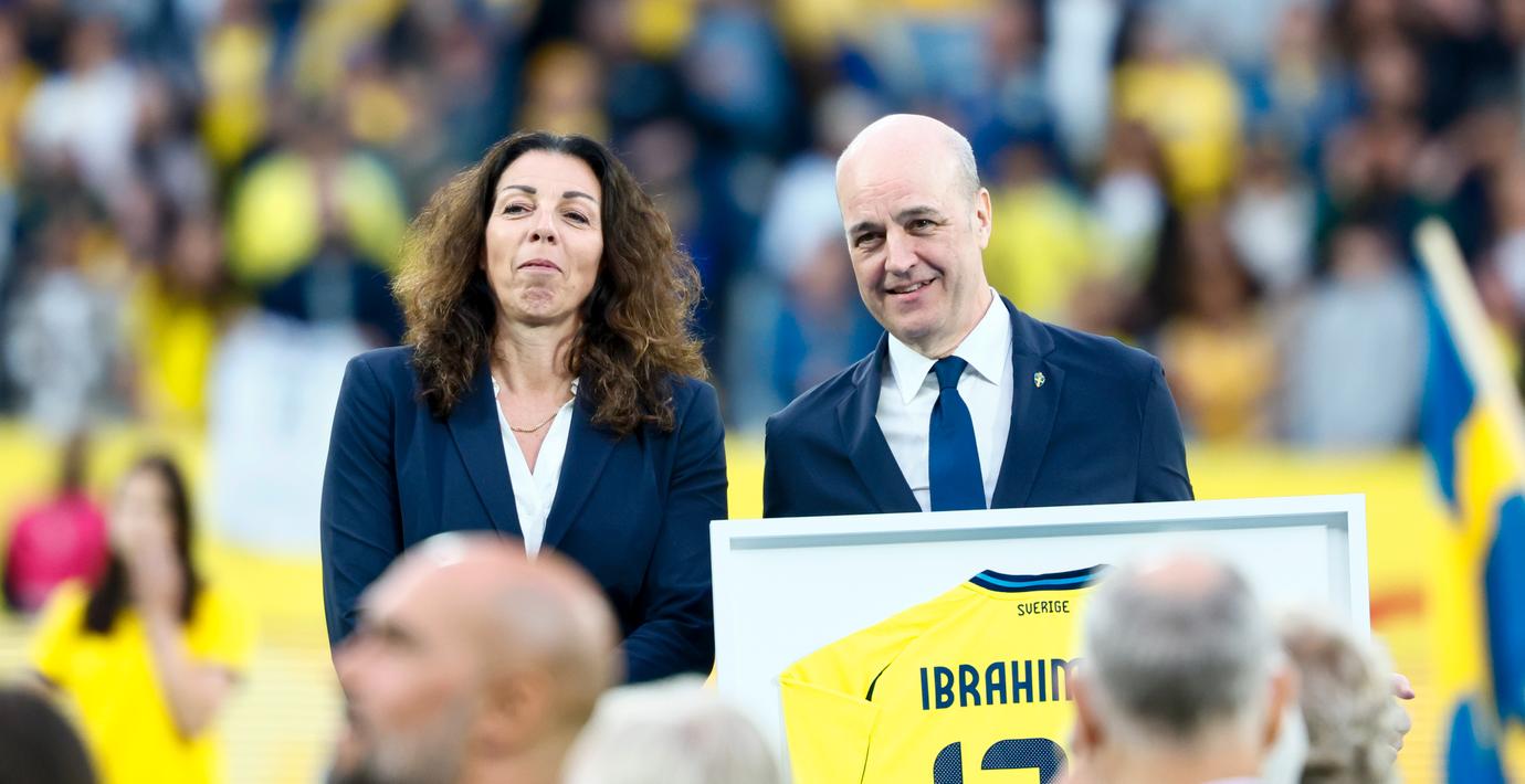 Reinfeldt totalsågas och utmanas om toppjobbet