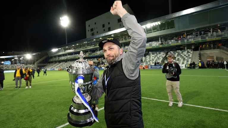 Jani Honkavaara cup-pokaalin kanssa.