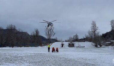 Rešujejo madžarska planinca, eden z zlomljeno nogo. Na pomoč helikopter. #video