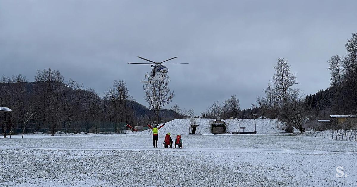 Rešujejo madžarska planinca, eden z zlomljeno nogo. Na pomoč helikopter. #video