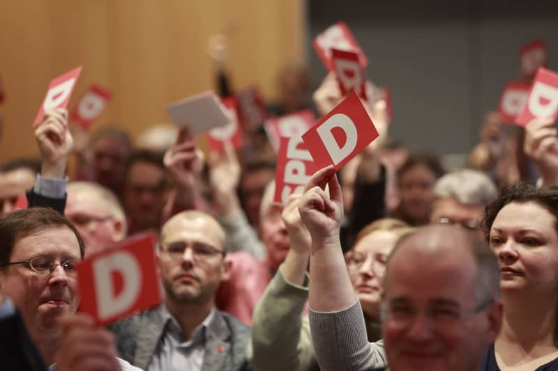 Participants at the state delegates' conference hold up their voting cards. The candidates on the SPD Thuringia state list for the election of the 21st German Bundestag are elected in Erfurt. Matthias Bein/dpa