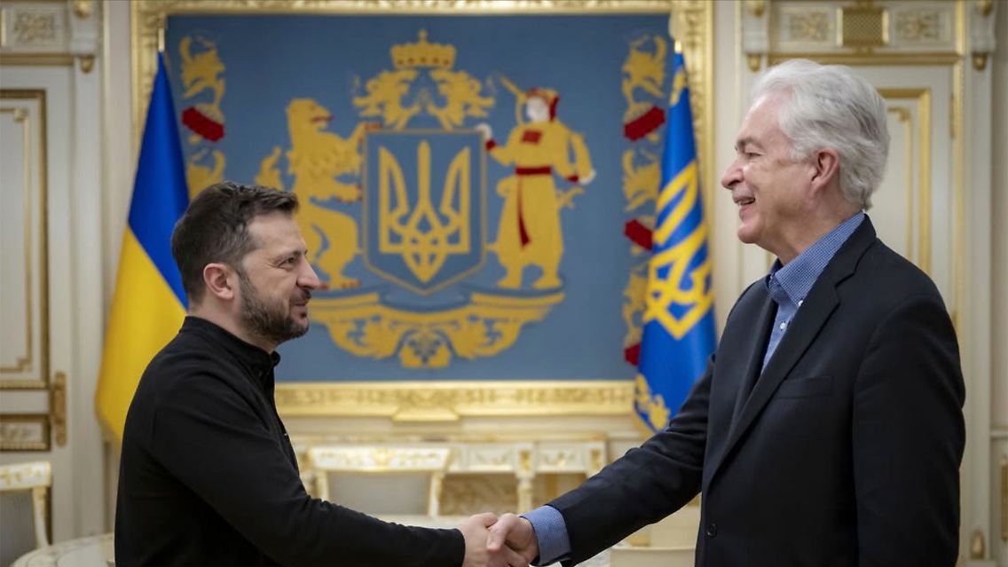 Der ukrainische Präsident Wolodymyr Selenskyj (l.) gibt dem CIA-Direktor William Burns bei dessen Besuch in Kiew die Hand.
