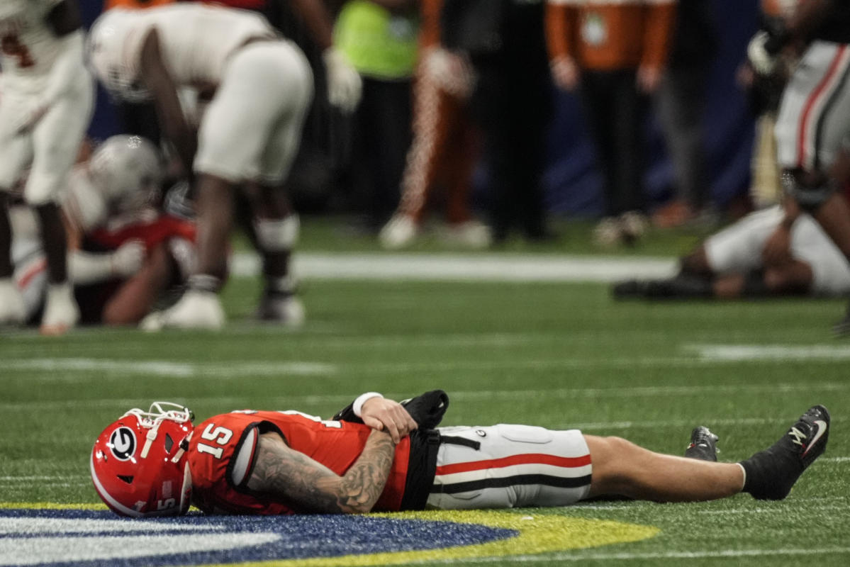 Georgia's Carson Beck knocked out of SEC championship after big hit vs. Texas, returns for dramatic winning play