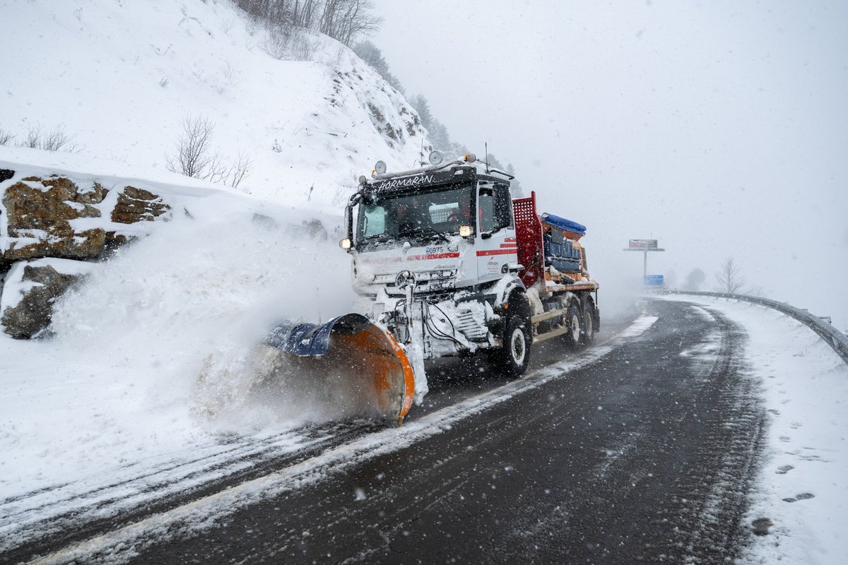 Norras sõitis reisijaid täis buss teelt välja järve