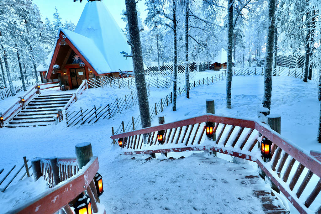 A lodge in a small village in Rovaniemi in a forest covered in snow