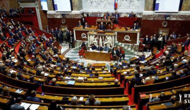 Francoski premier z izsiljenim sprejetjem zakona o proračunu tvega nezaupnico