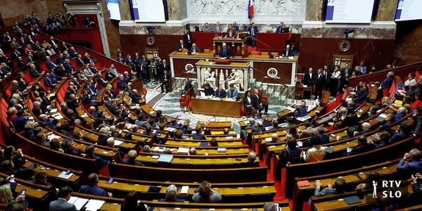 Francoski premier z izsiljenim sprejetjem zakona o proračunu tvega nezaupnico
