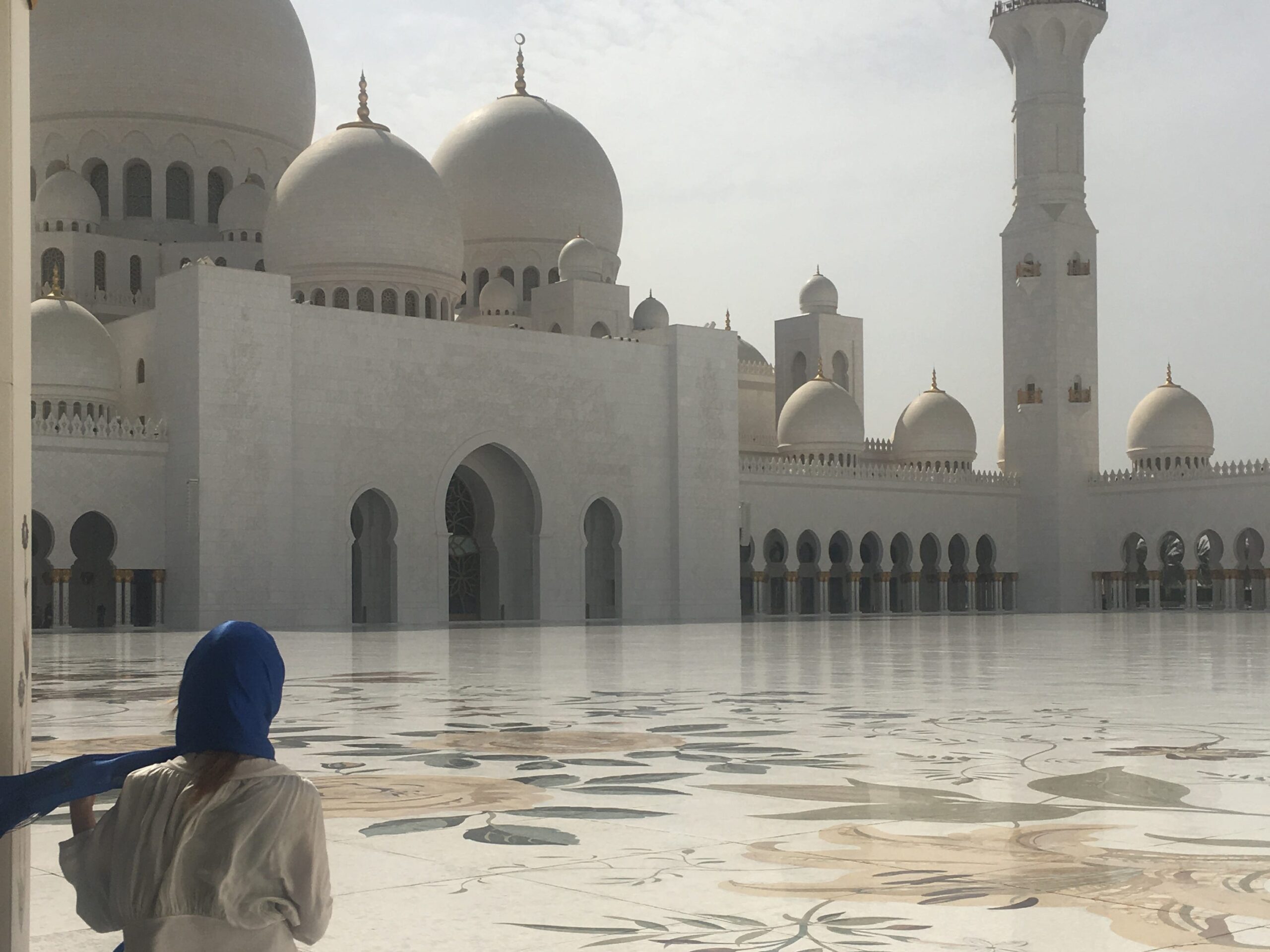 Latifah vor der Abu Dhabi Sheikh Zayed Moschee. 
