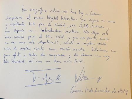 En su dedicatoria en el libro de honor del ayuntamiento, Felipe y Letizia han recordado su primera visita a la ciudad como 