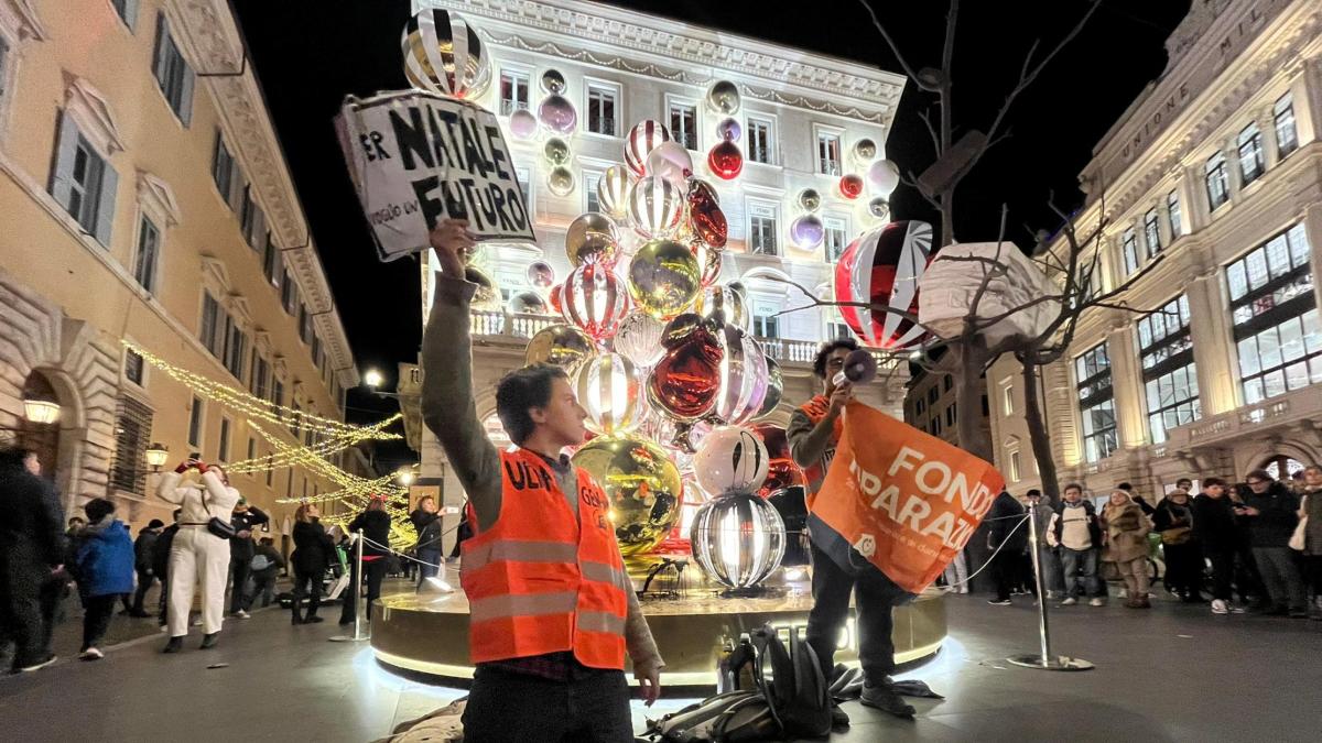 Roma, blitz di Ultima Generazione: vernice nera contro l'albero di Natale di Fendi a largo Goldoni