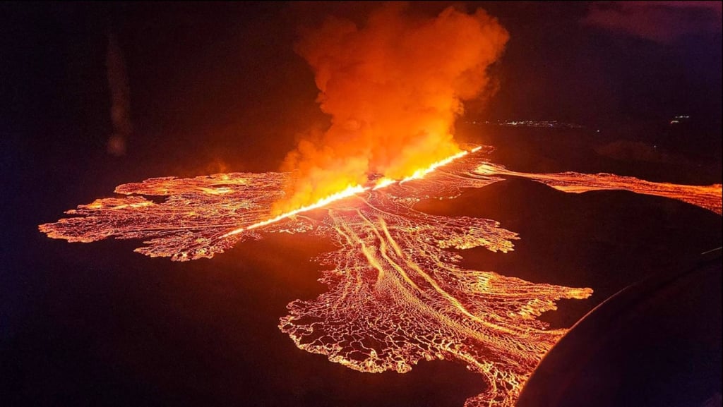 Lava and smoke erupt from a volcano near Grindavík. Photo: AFP Lava and smoke erupt from a volcano near Grindavík. Photo: AFP