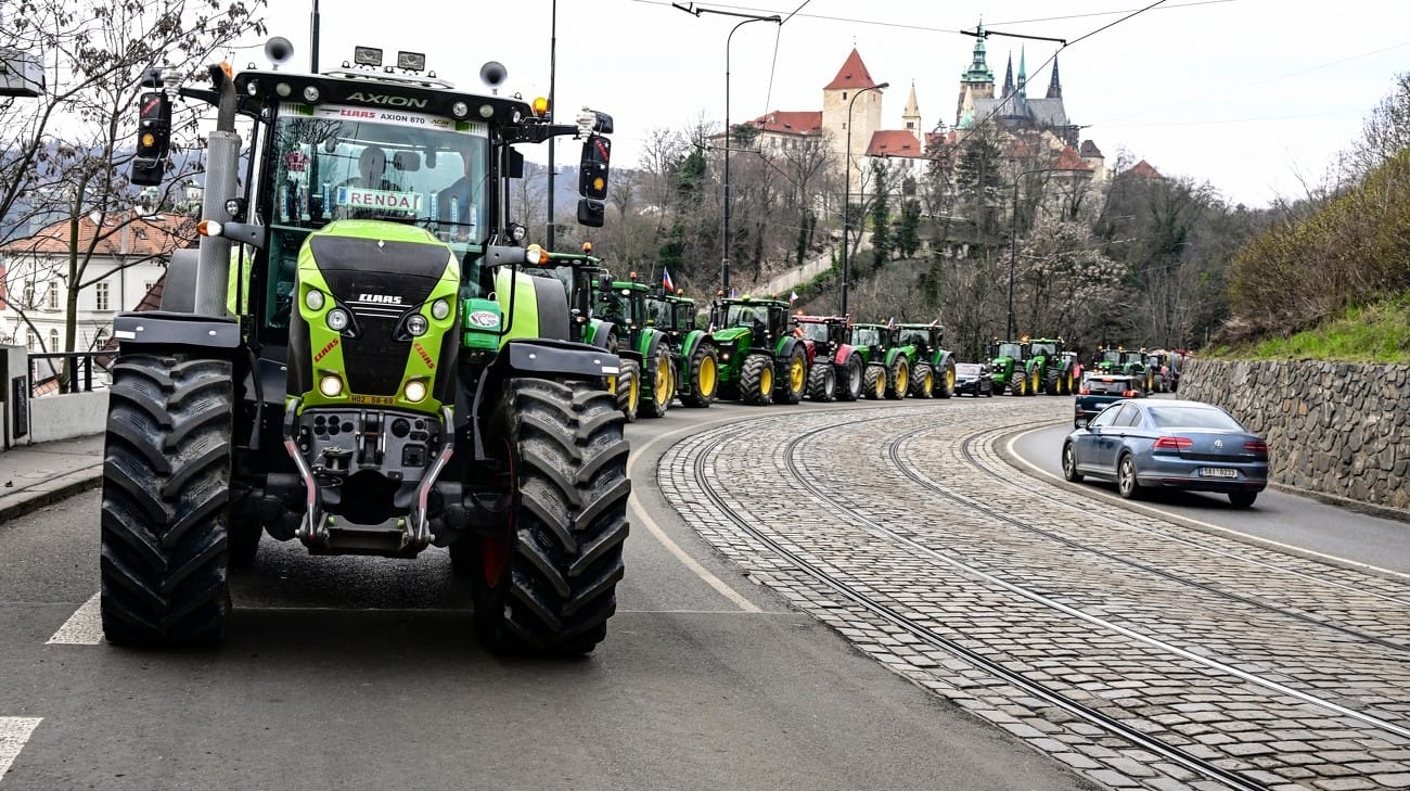 Farmers in Moldova threaten to block border with Ukraine over grain imports