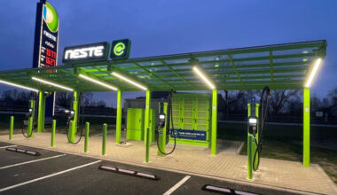 Neste atklāj otro atjaunojamās elektrības uzlādes staciju Latvijā