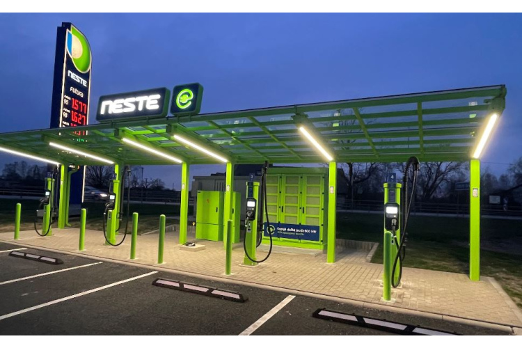 Neste atklāj otro atjaunojamās elektrības uzlādes staciju Latvijā