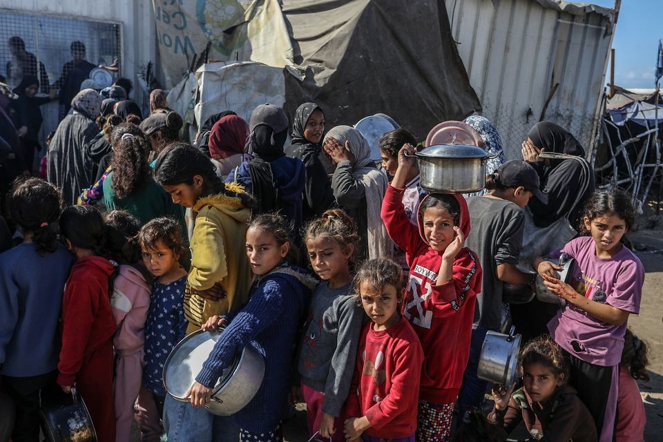 Palestinians who are struggling with hunger wait in line to receive meals. Photo: Abed Rahim Khatib/Anadolu via Getty Images.