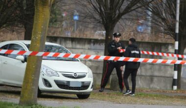 Ragazza accoltellata fuori da un centro commerciale, è grave. Fermato l'ex fidanzato: «Aveva giurato di ammazzarla»