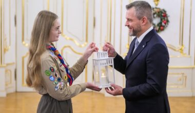 Betlehemské svetlo pricestovalo na Slovensko, prevzal ho prezident