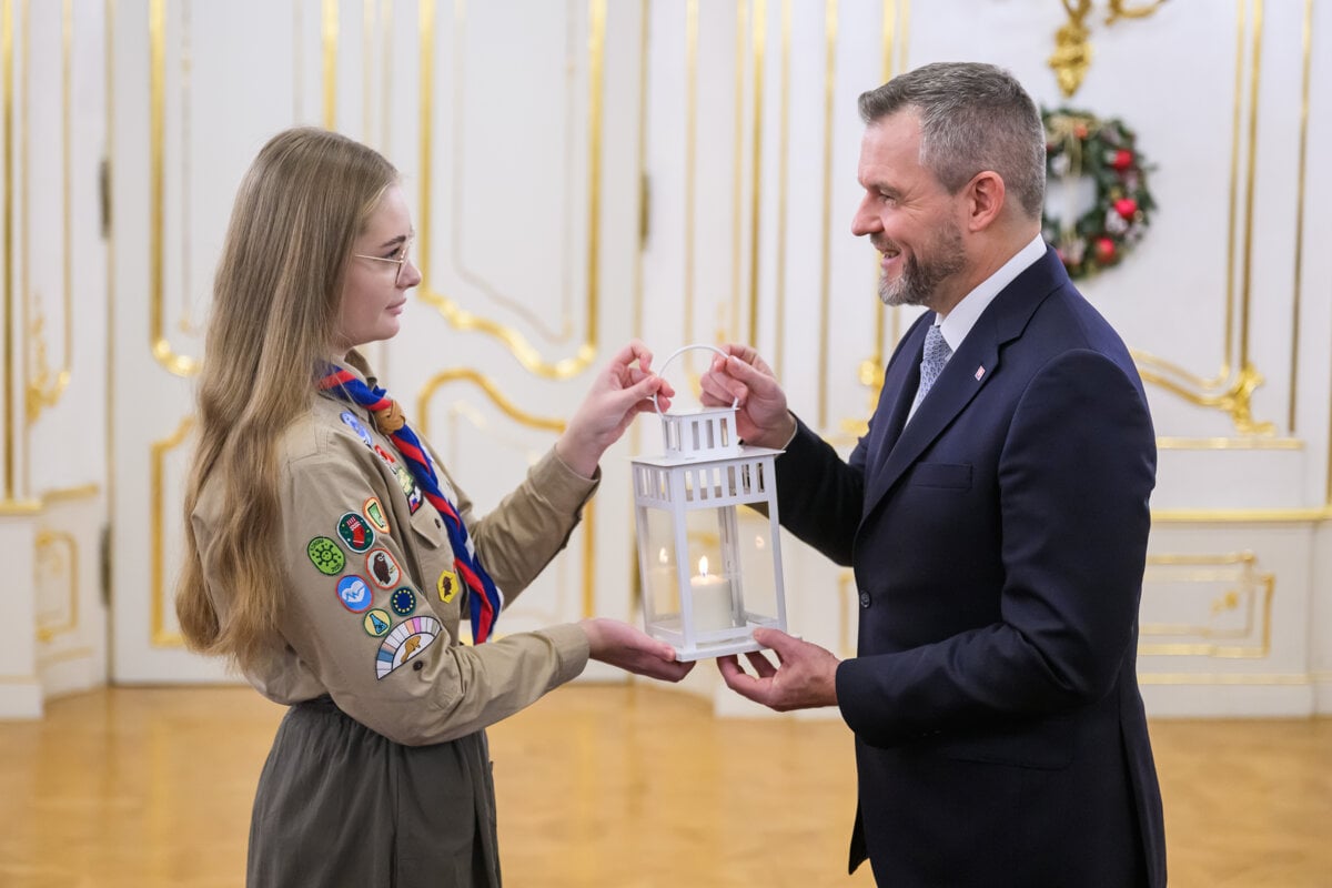 Betlehemské svetlo pricestovalo na Slovensko, prevzal ho prezident