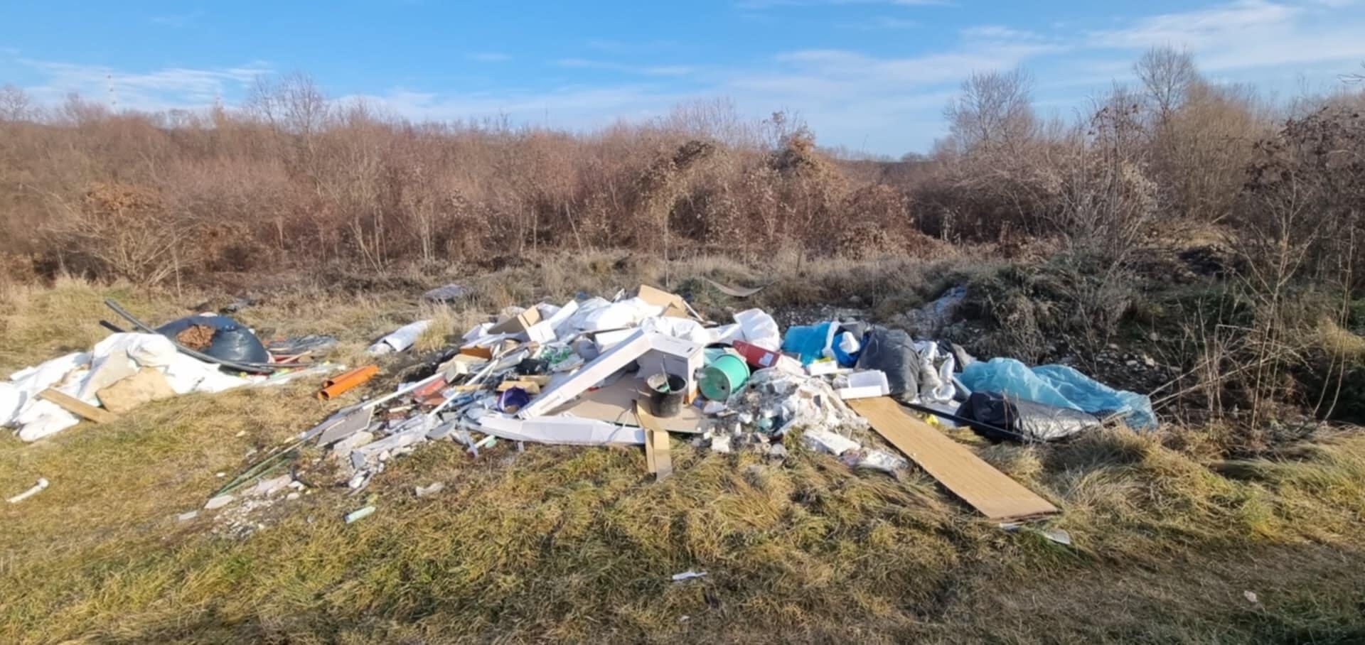 Depozitare ilegală de gunoaie semnalată în Florești FOTO