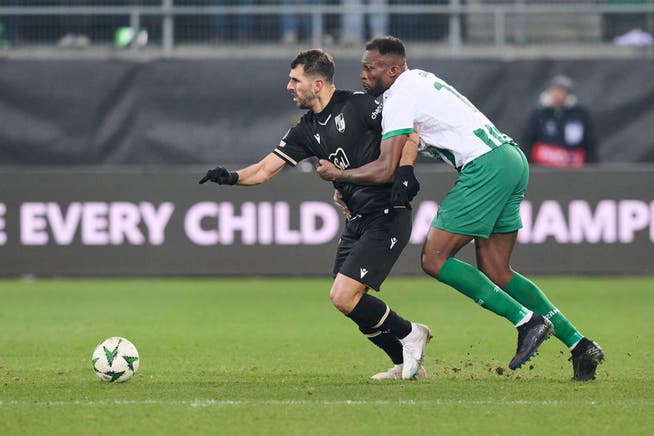 Kaum aufzuhalten: Abdoulaye Diaby (rechts) im Duell mit Nelson Oliveira (links).