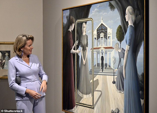 She wore her golden locks down in a wavy blow-dry as she strolled along the gallery
