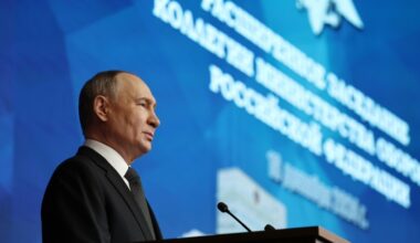 Le président russe Vladimir Poutine prononce un discours lors du conseil du ministère russe de la Défense au Centre de contrôle de la défense nationale à Moscou, le 16 décembre 2024 (Alexander KAZAKOV)