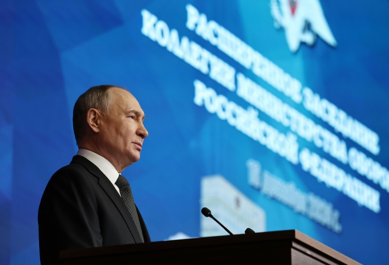 Le président russe Vladimir Poutine prononce un discours lors du conseil du ministère russe de la Défense au Centre de contrôle de la défense nationale à Moscou, le 16 décembre 2024 (Alexander KAZAKOV)