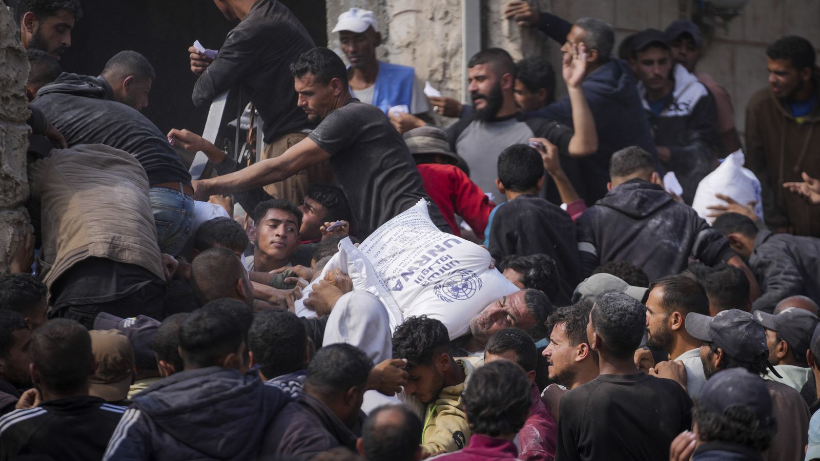 L’UNRWA suspend l’aide humanitaire à Gaza après qu’Israël a laissé des bandes armées piller les convois
