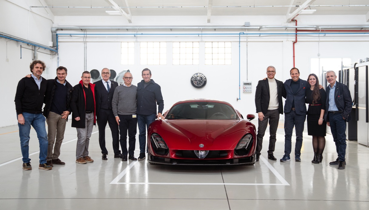 Alfa Romeo 33 Stradale, consegnato l'esemplare numero 1