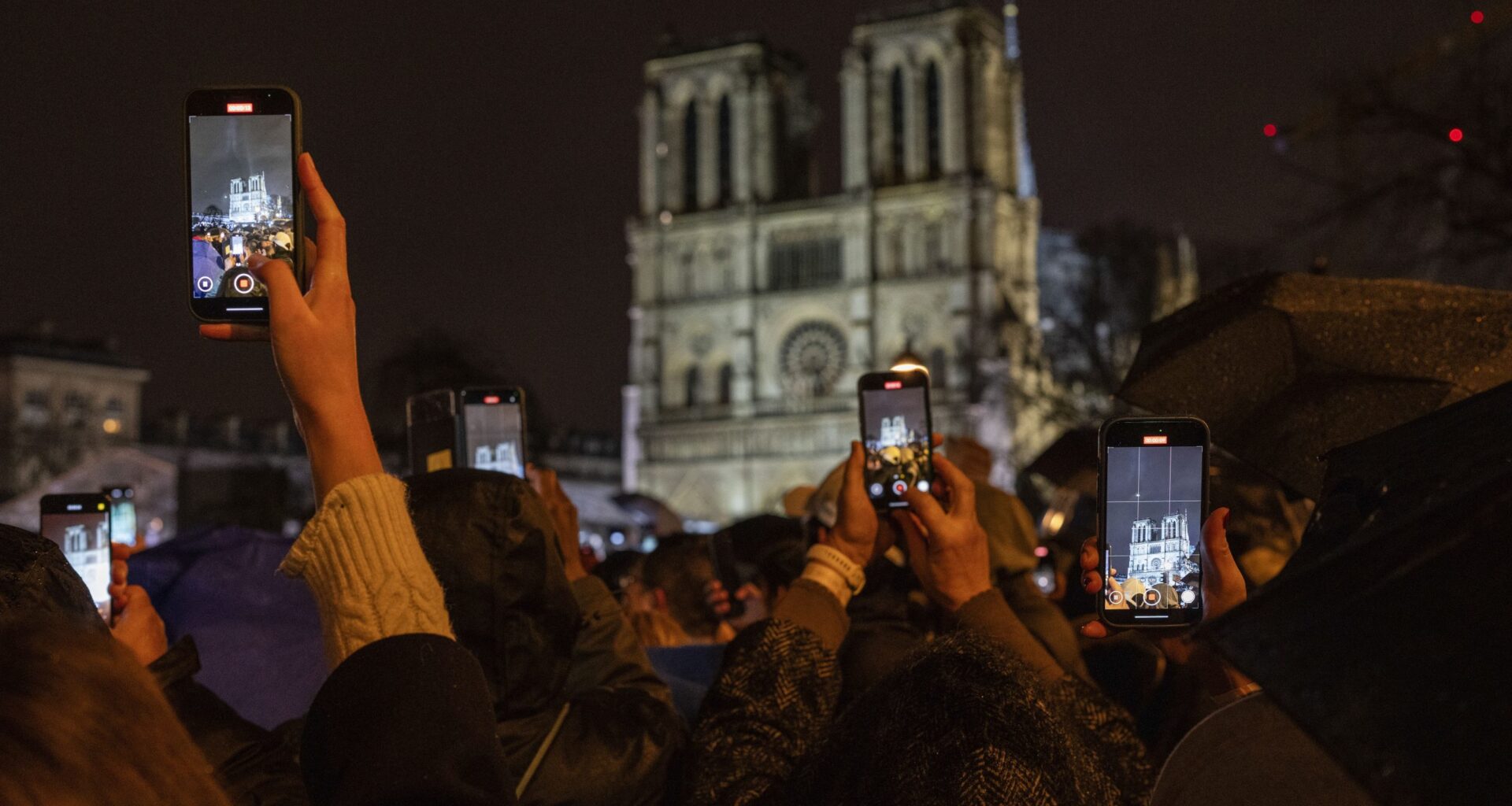 V Paríži opäť otvorili slávnu katedrálu Notre-Dame